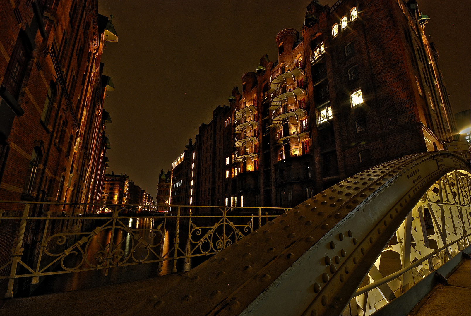 Die alten Speicher und Brücken in der Hamburger Speicherstadt sind toll beleuchtet