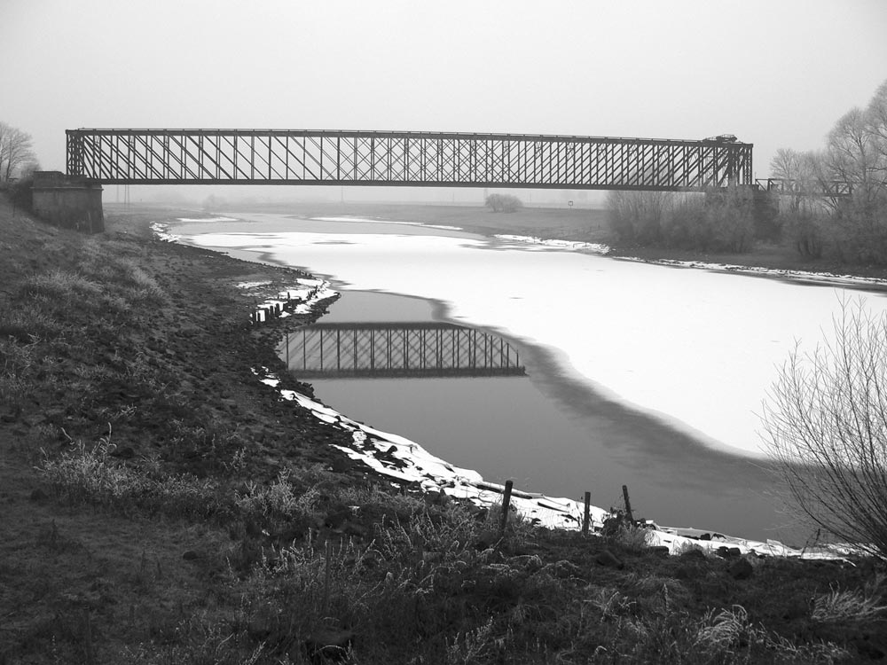 Die Altrheinbrücke in Griethausen ...