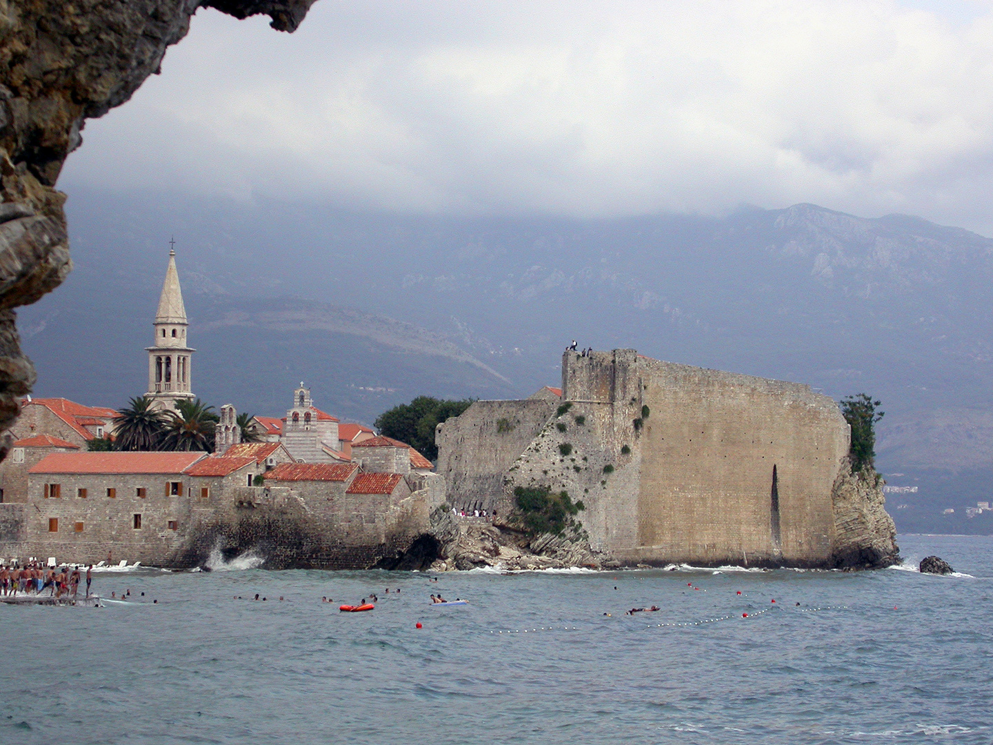 "Die Altstadt von Budva mit der katholischen und serbisch-orthodoxen Kirche..."