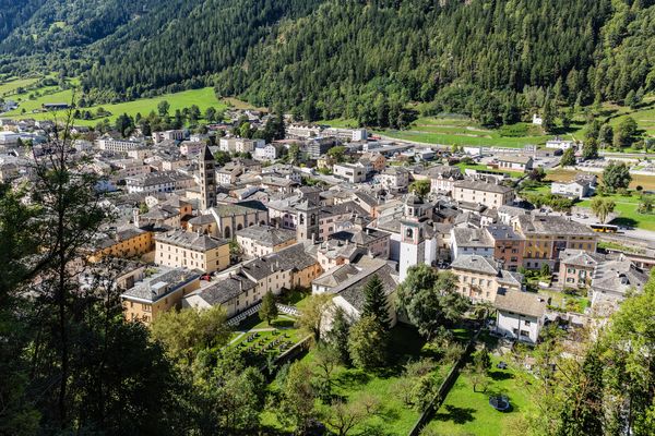 Die Altstadt von Poschiavo mit ihren steinplattenbedeckten Häusern aus dem 16. bis 19. Jahrhundert 