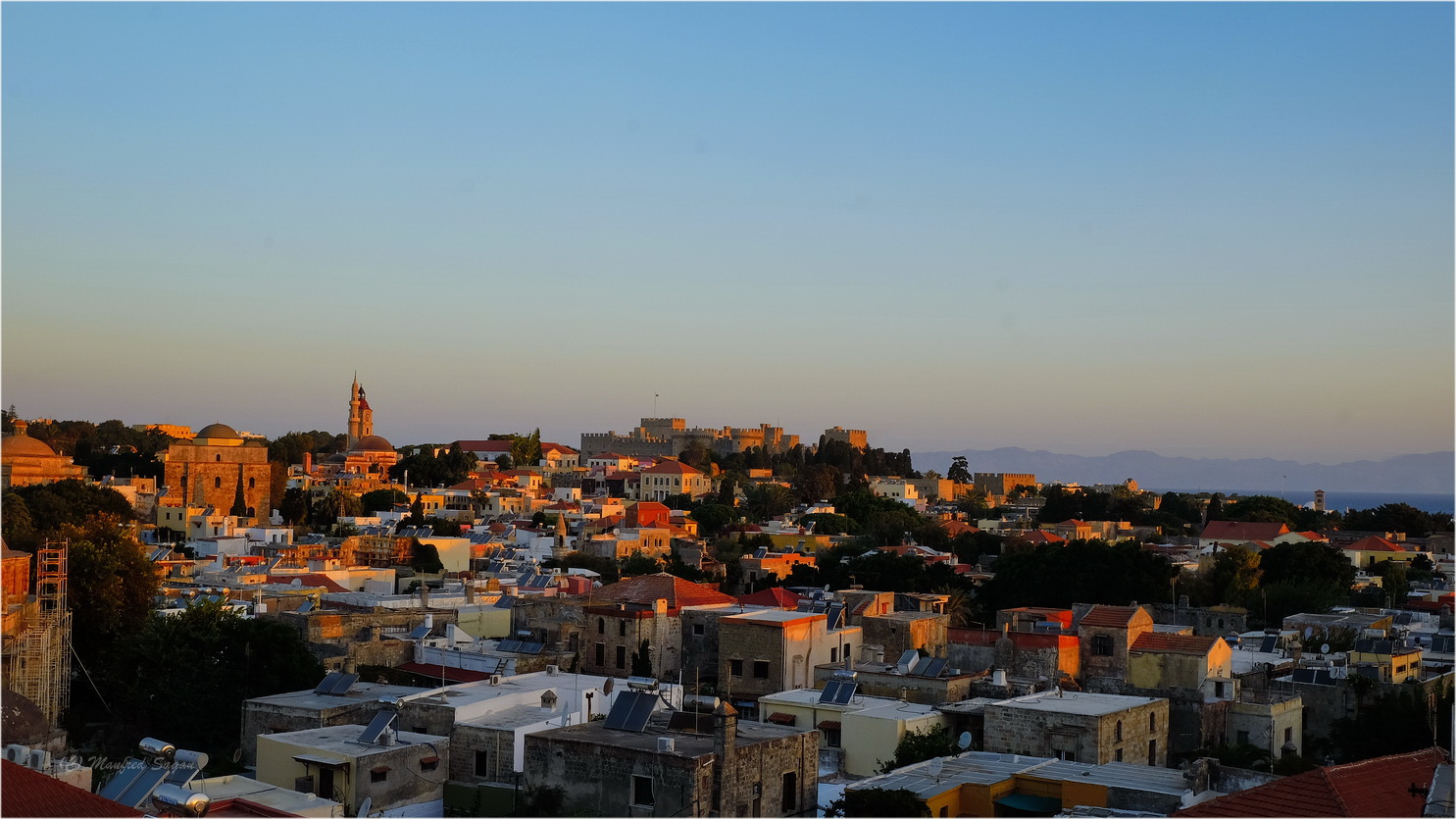 Die Altstadt von Rhodos im Schein der aufgehenden Sonne...