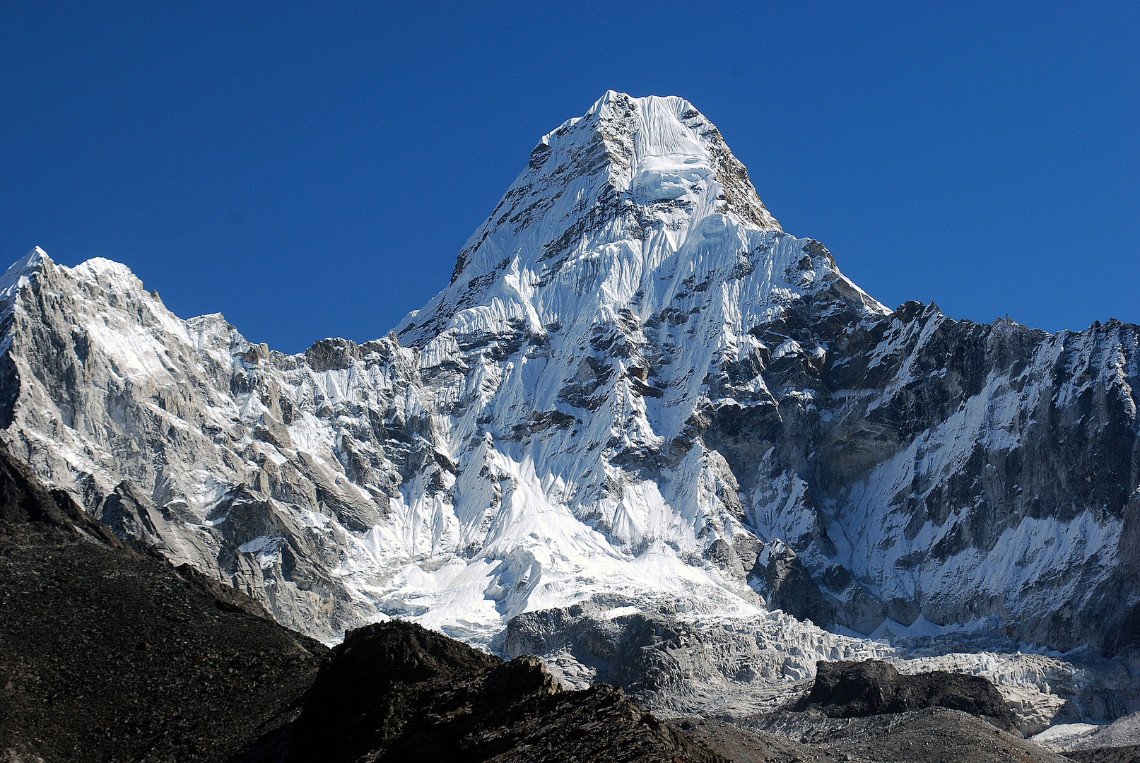 Die Ama Dablam 6812 m hoch