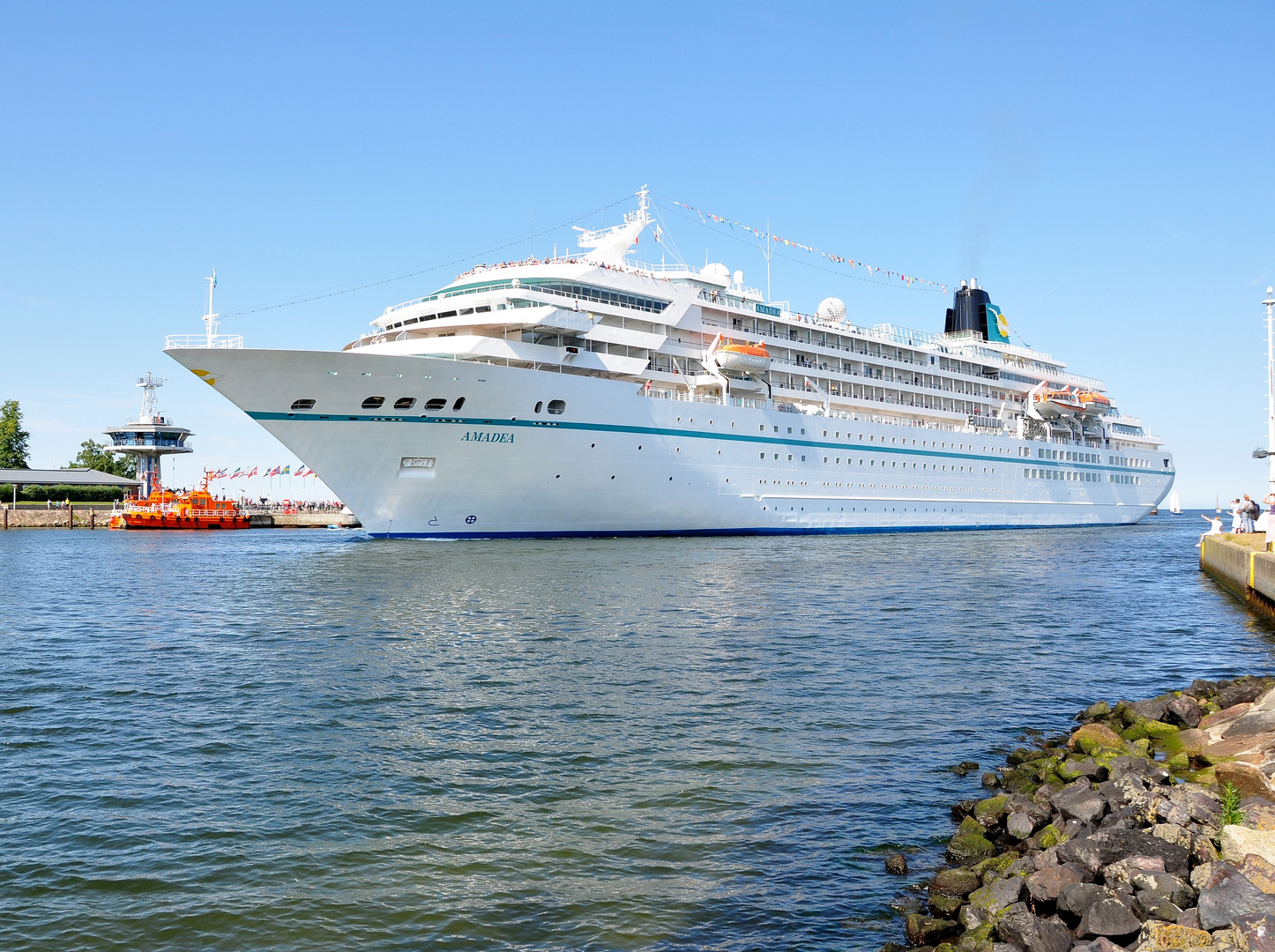 die " Amadea" beim Einlaufen in Travemünde ...