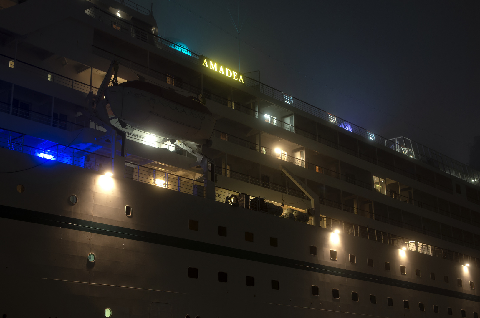 Die Amadea "Das Traumschiff" bei Nebel