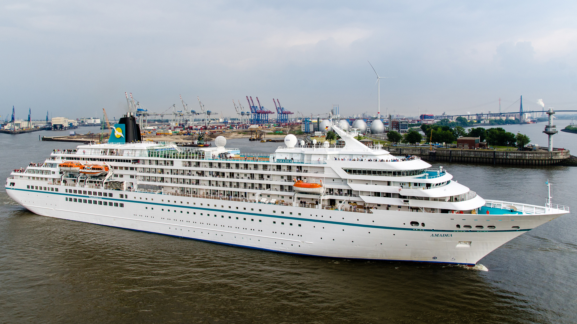 Die AMADEA verlässt Hamburg