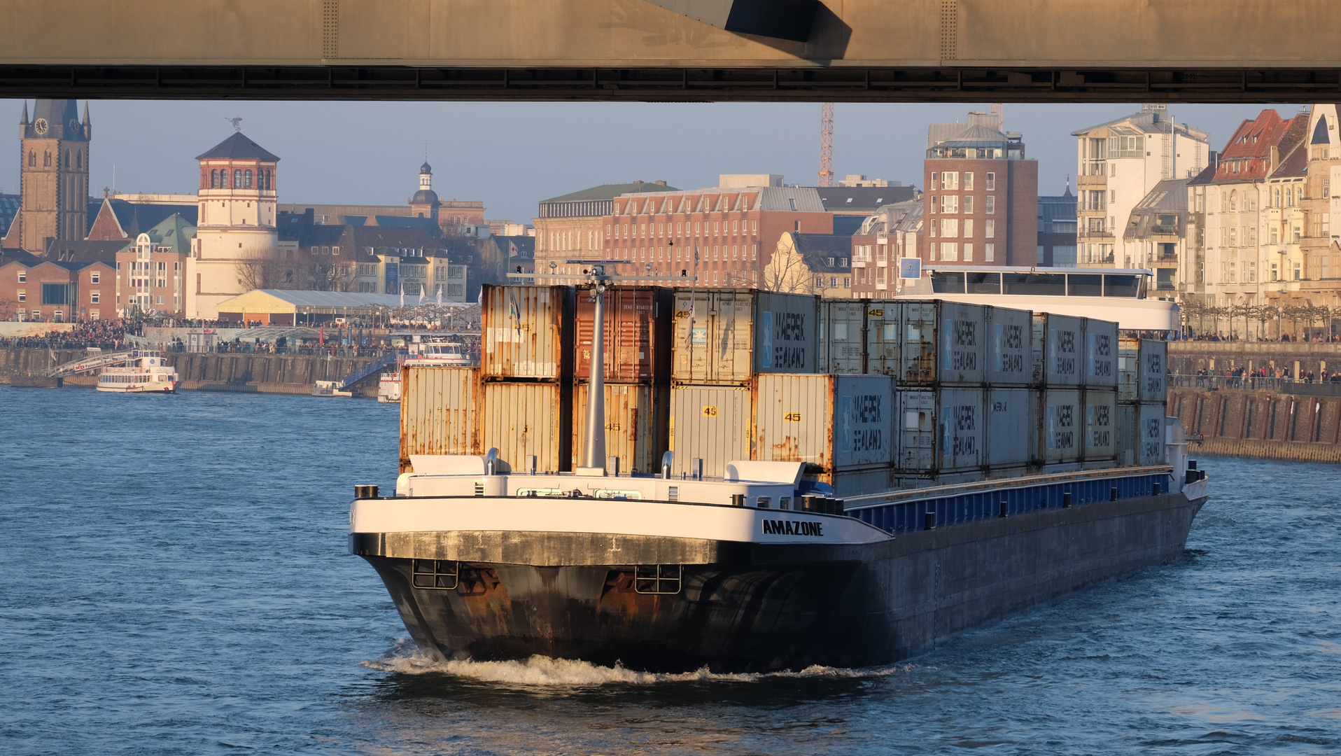 Die Amazone fährt in den Düsseldorfer Hafen ein