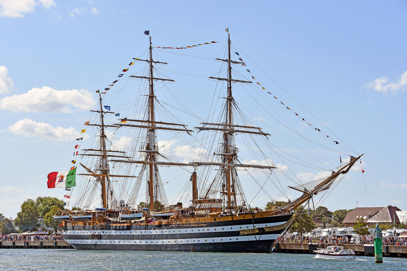 Die "Amerigo Vespucci" in Warnemünde zur Hanse Sail