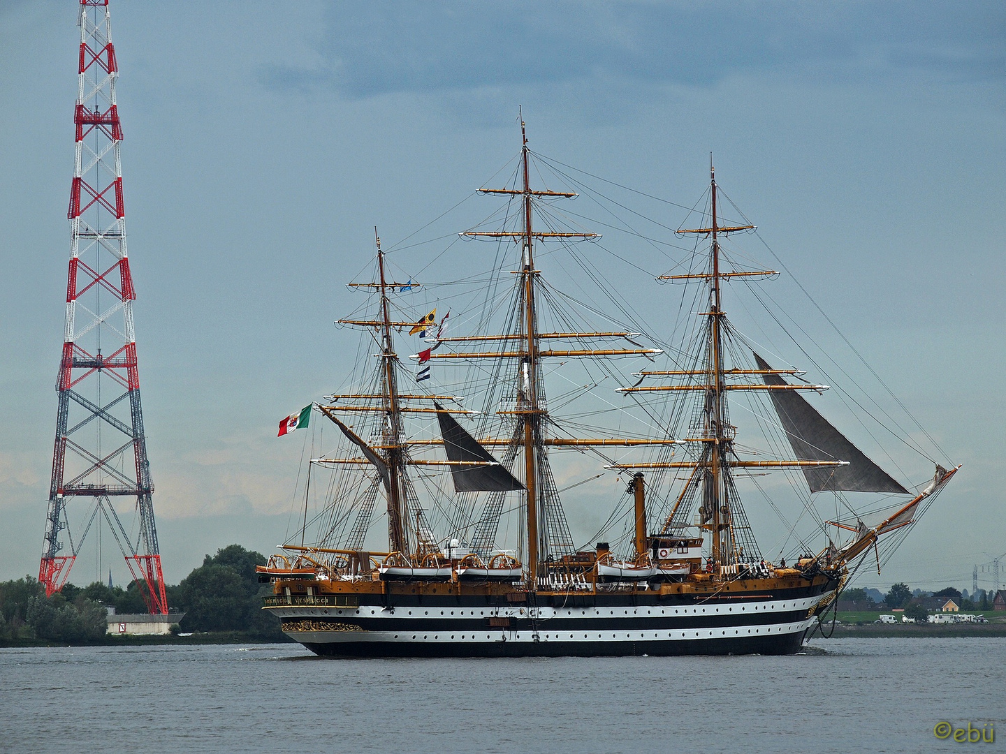 Die "Amerigo Vespucci" verläßt Hamburg