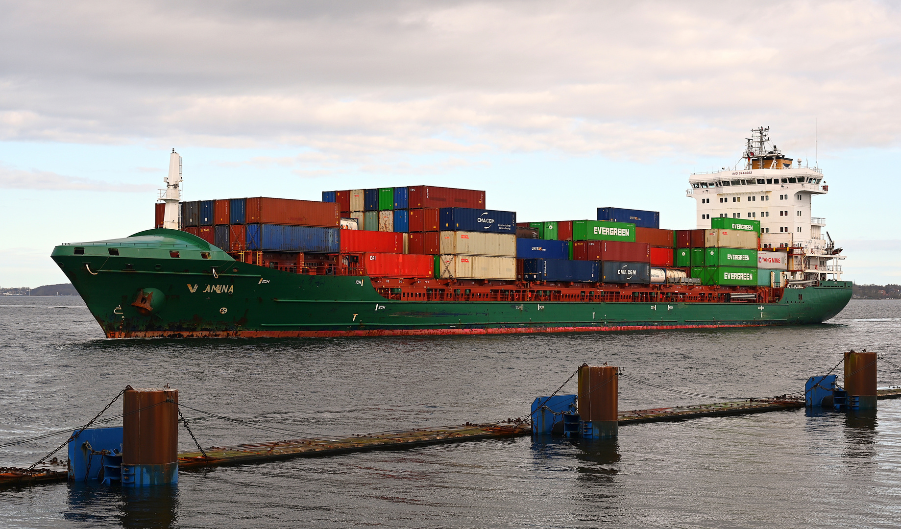 Die AMINA bei der Einfahrt in die Schleuse Kiel Holtenau