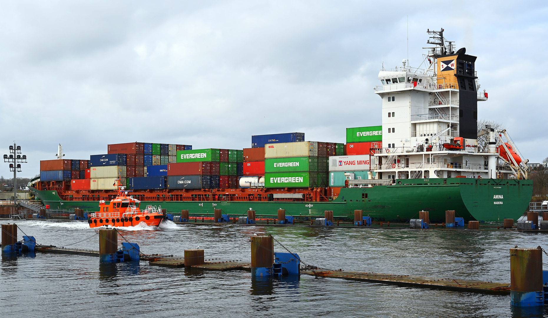 Die AMINA bei der Einfahrt in die Schleuse Kiel Holtenau