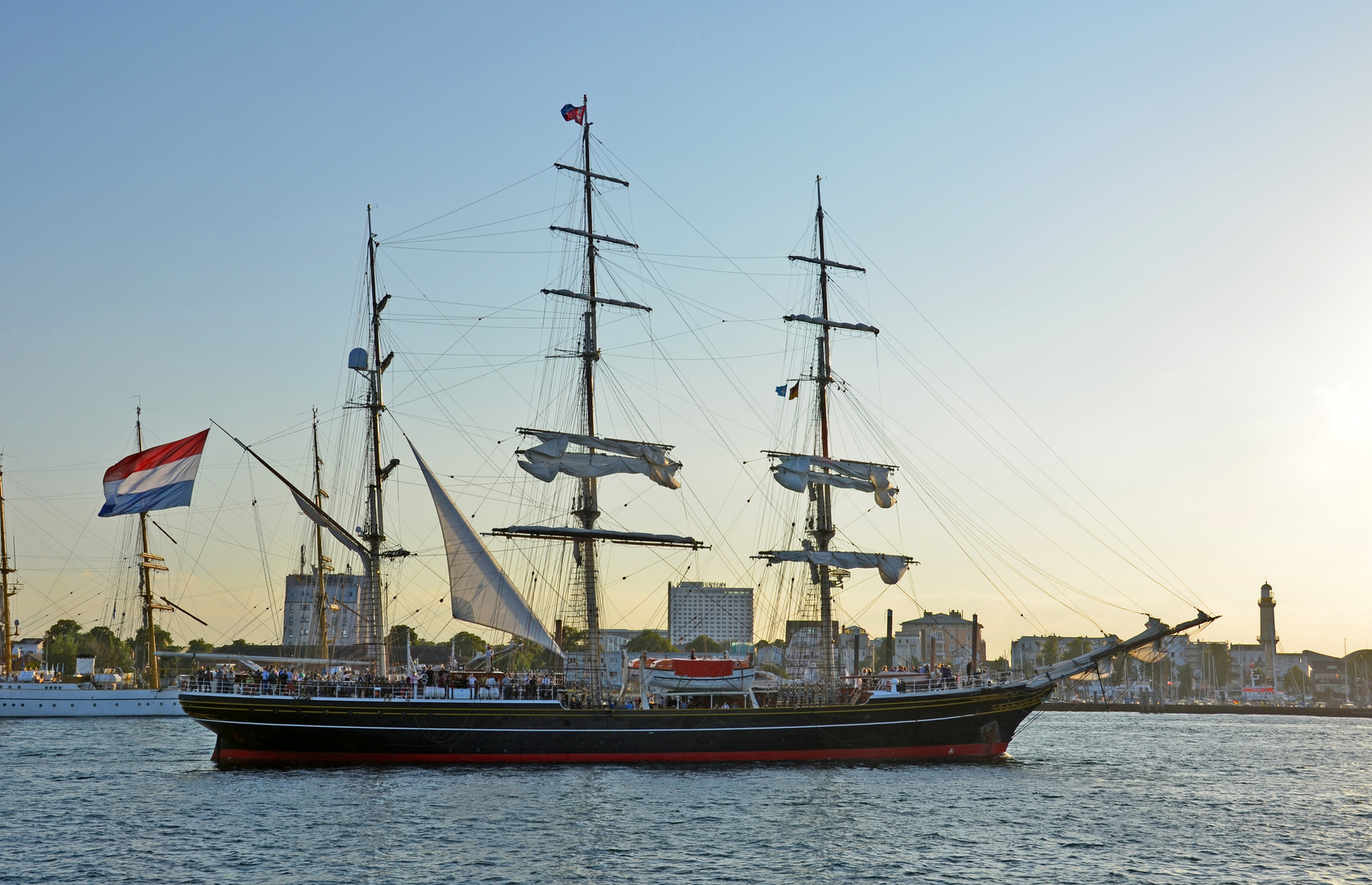 Die "Amsterdam" beim Auslaufen von Warnemünde zur Hanse Sail 2014