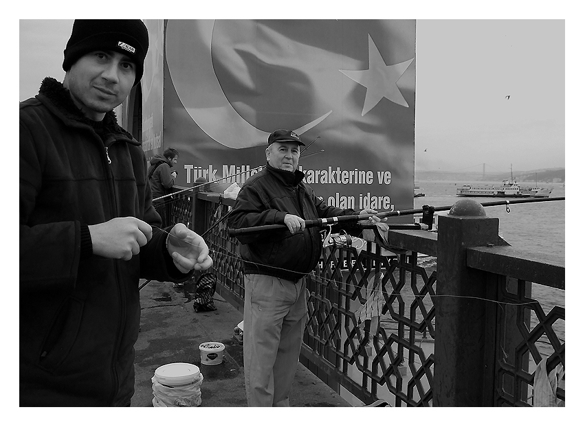 Die Angler auf der Galatabrücke in Istanbul