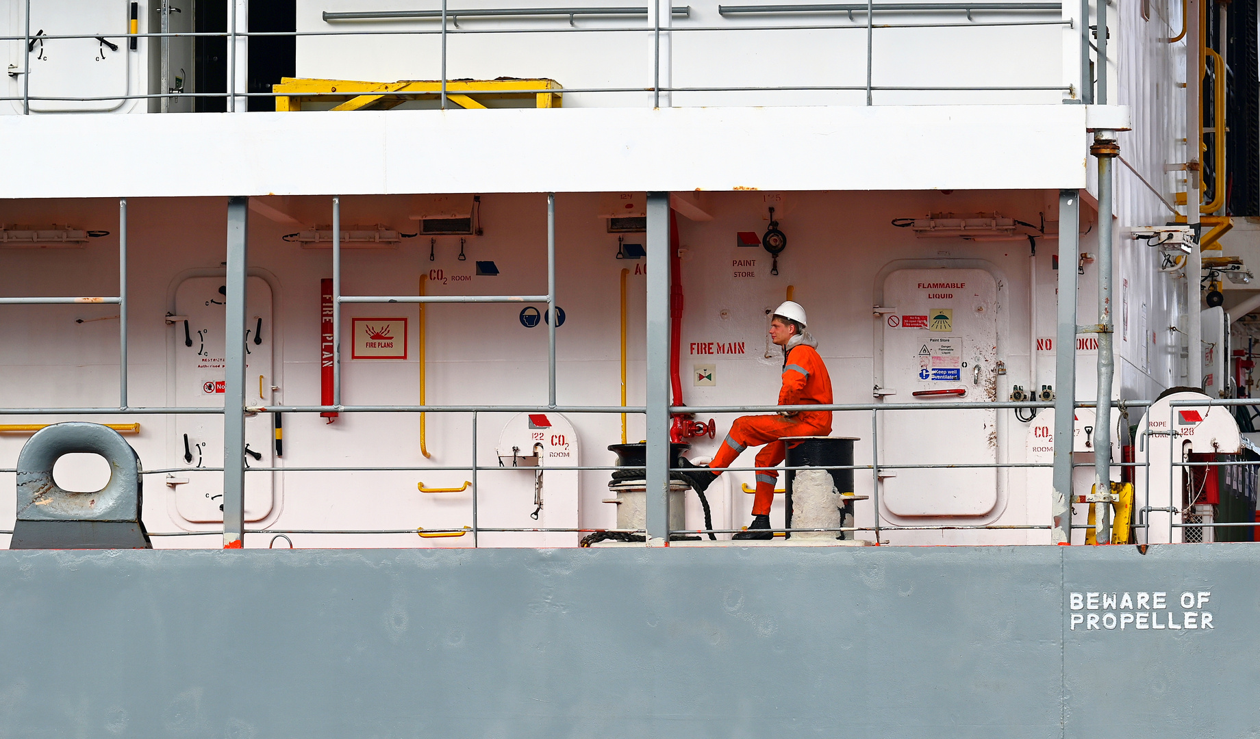 Die ANNALISA P beim Einlaufen in die Schleuse Kiel Holtenau.