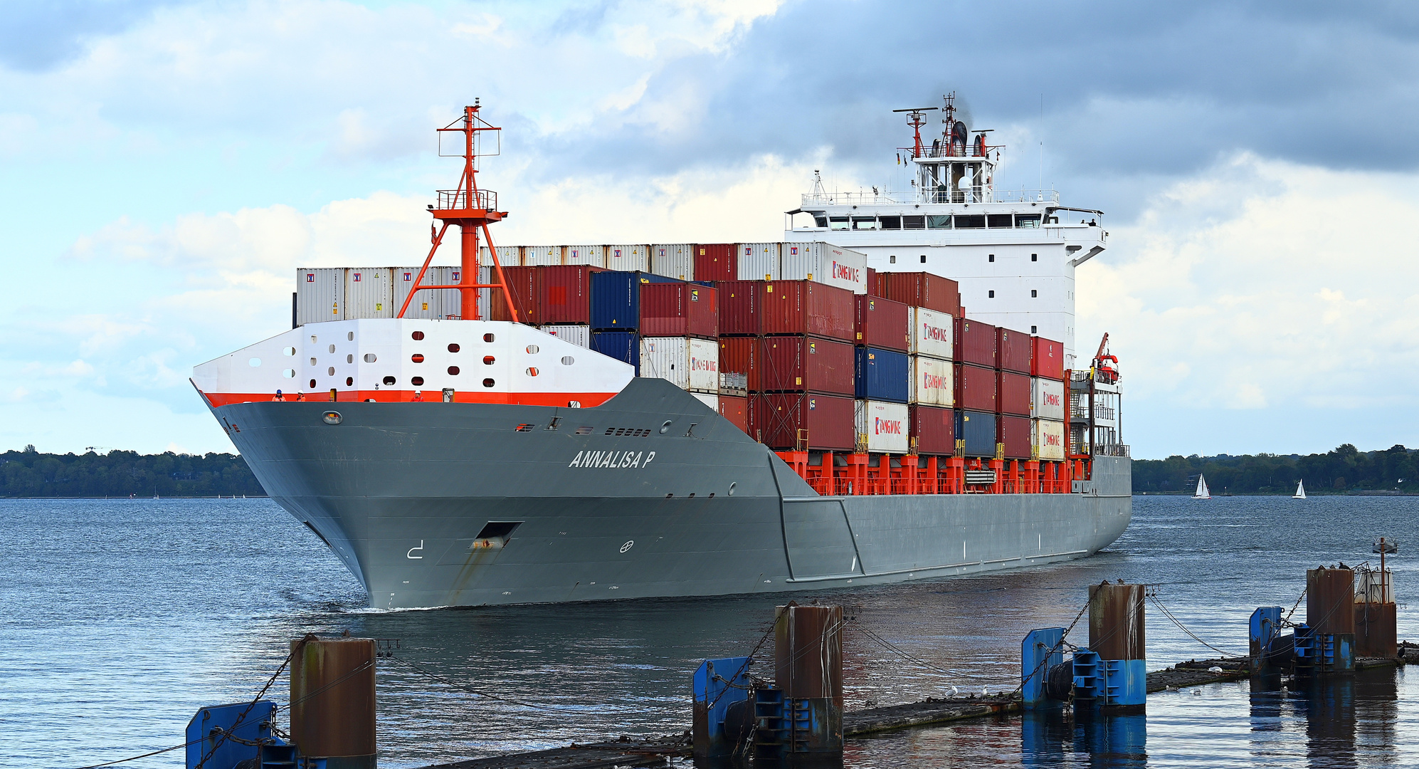 Die ANNALISA P beim Einlaufen in die Schleuse Kiel Holtenau.