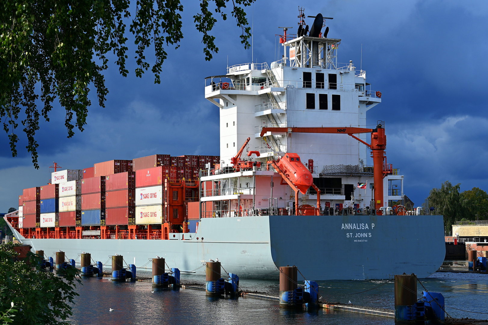 Die ANNALISA P beim Einlaufen in die Schleuse Kiel Holtenau.