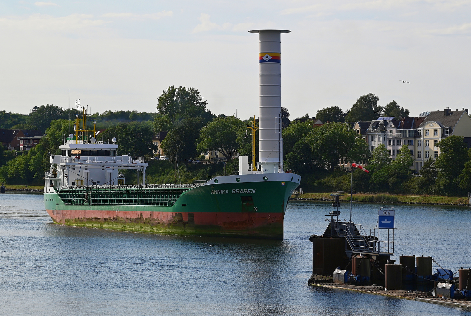 Die ANNIKA BRAREN mit Flettner Rotor vor der Schleuse