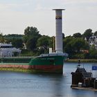 Die ANNIKA BRAREN mit Flettner Rotor vor der Schleuse