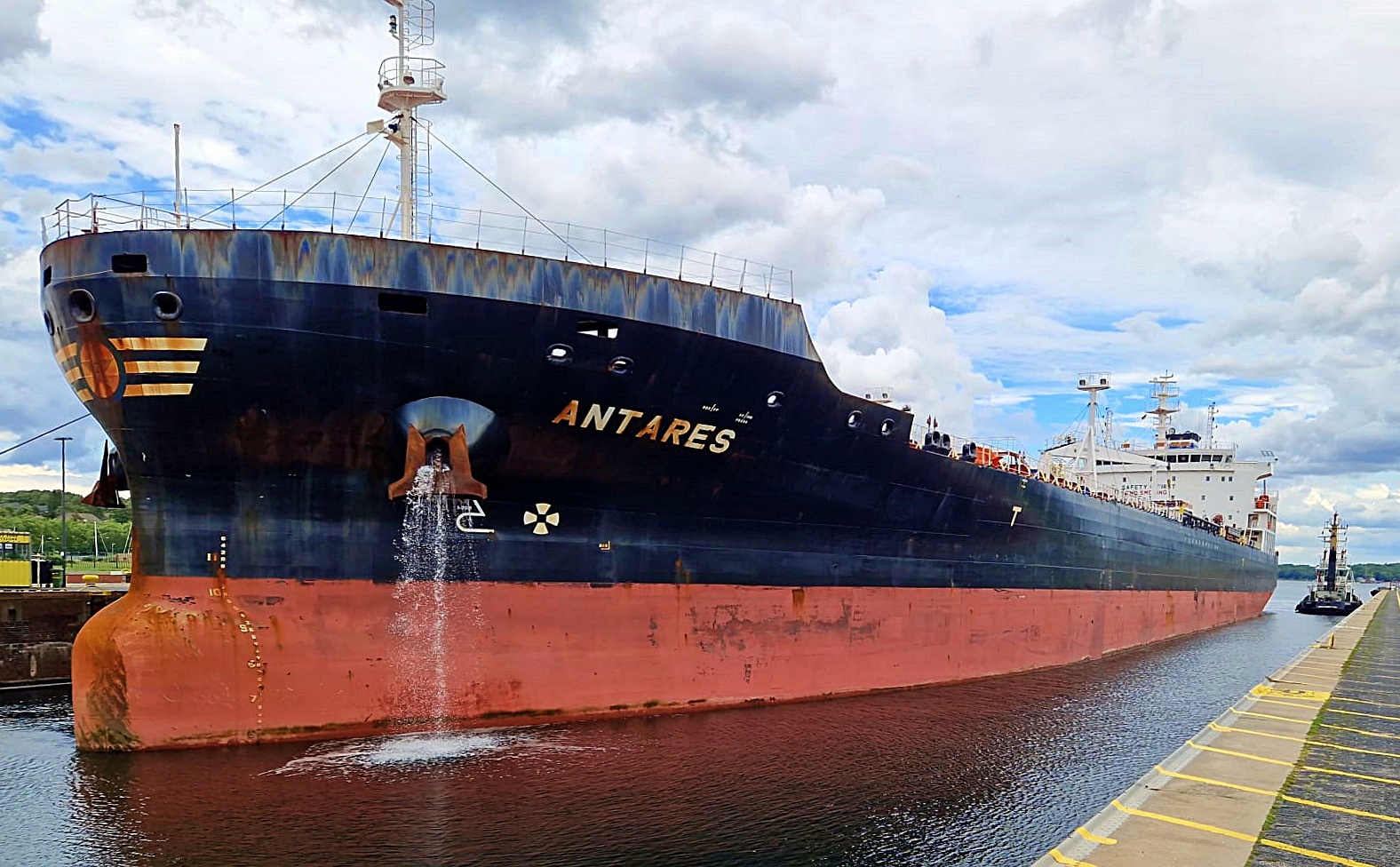 Die ANTARES in der Schleuse Kiel Holtenau