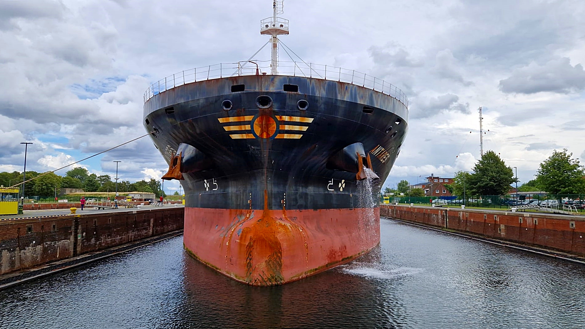 Die ANTARES in der Schleuse Kiel Holtenau