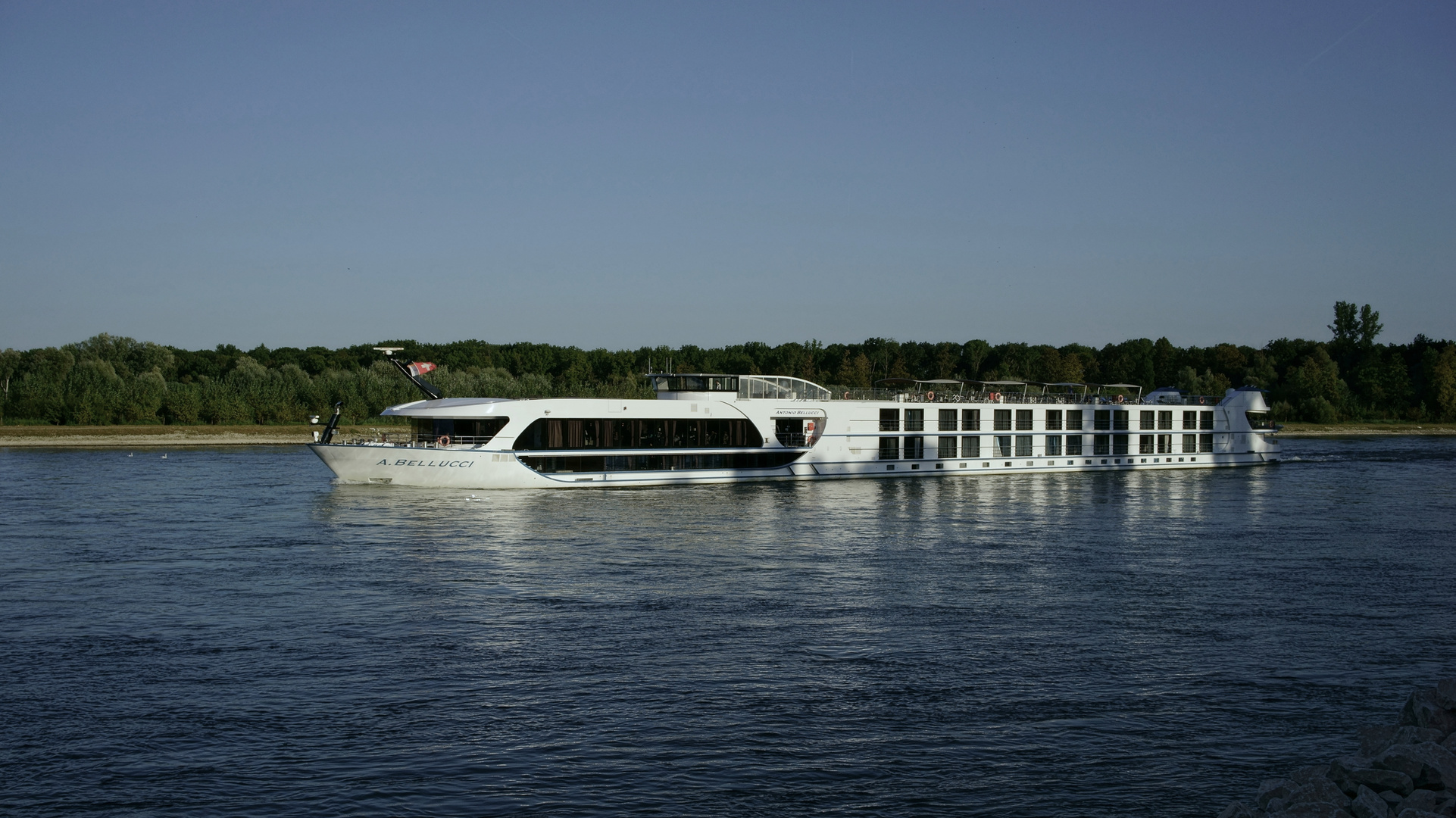 Die "Antonio Bellucci" vor Germersheim auf dem Rhein.