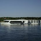 Die "Antonio Bellucci" vor Germersheim auf dem Rhein.