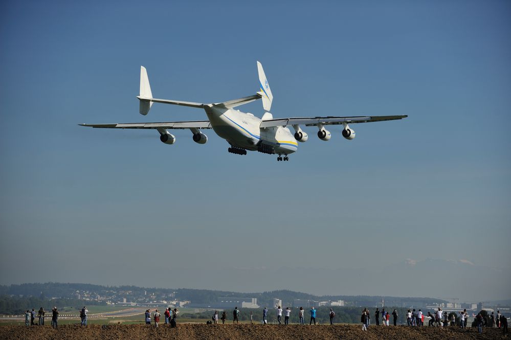 Die Antonov kurz vor der Landung in Zürich-Kloten