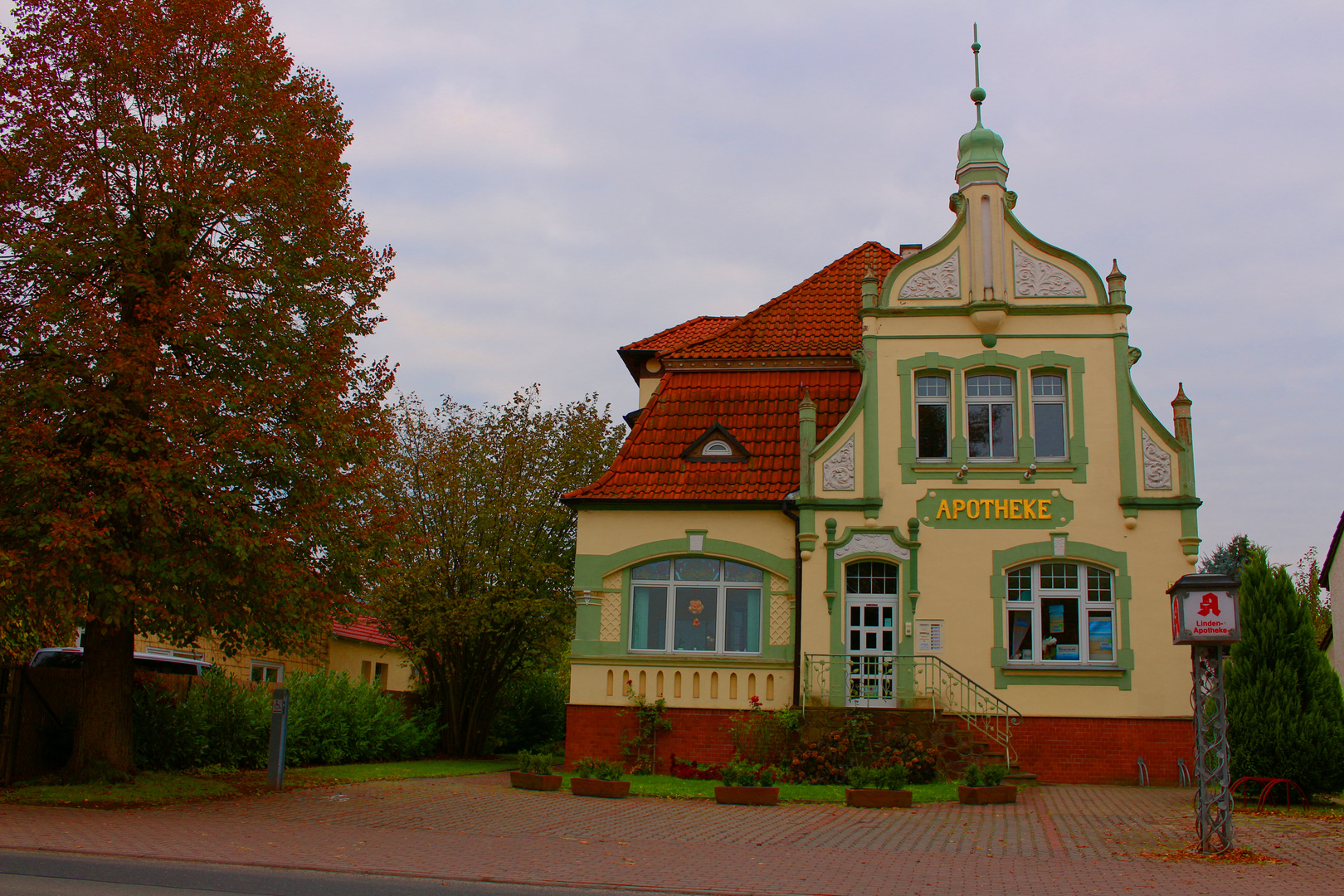 die Apotheke an der straße