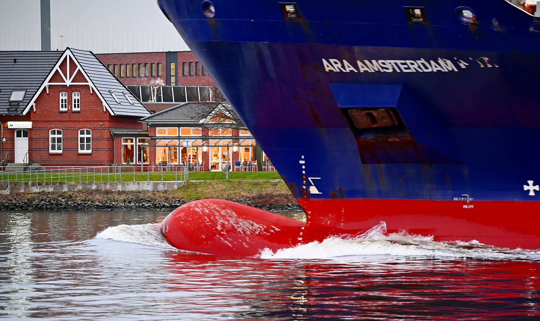 Die ARA  AMSTERDAM im Nord-Ostsee-Kanal bei Rendsburg