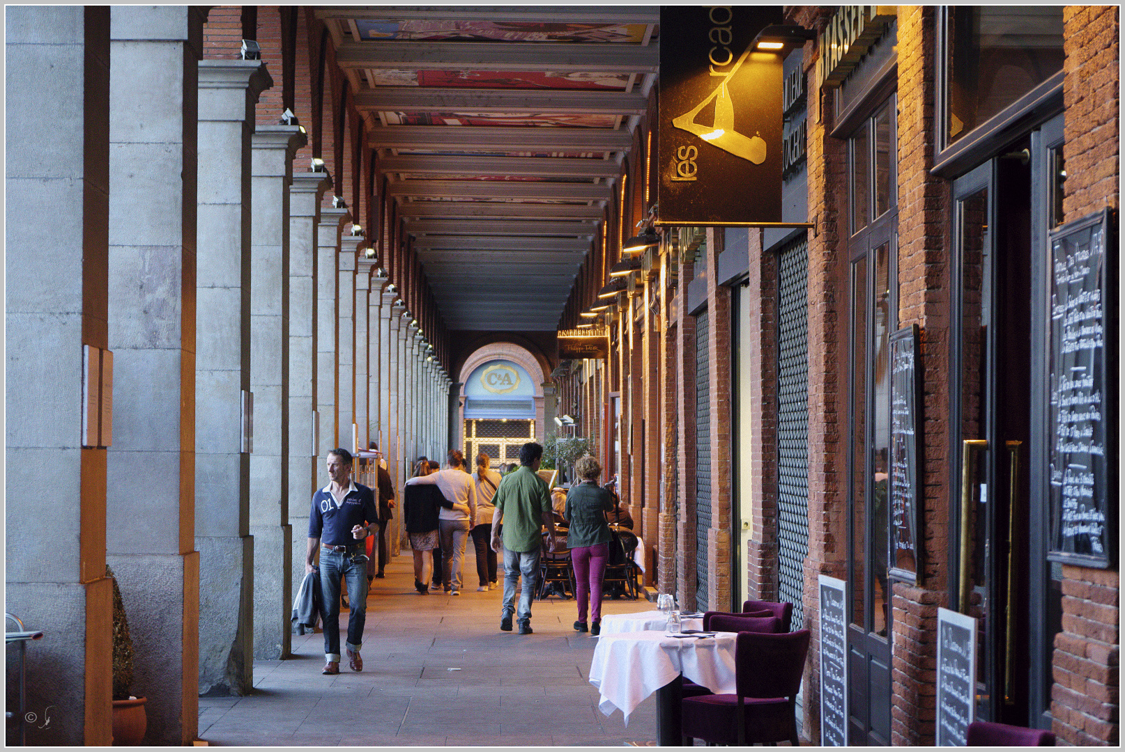 Die Arkade vor Café Albert in  Toulouse