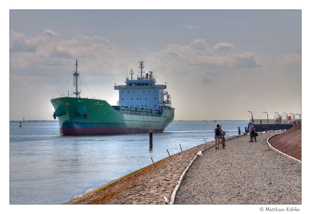 Die ARKLOW MOOR auf dem Weg in die Schleuse