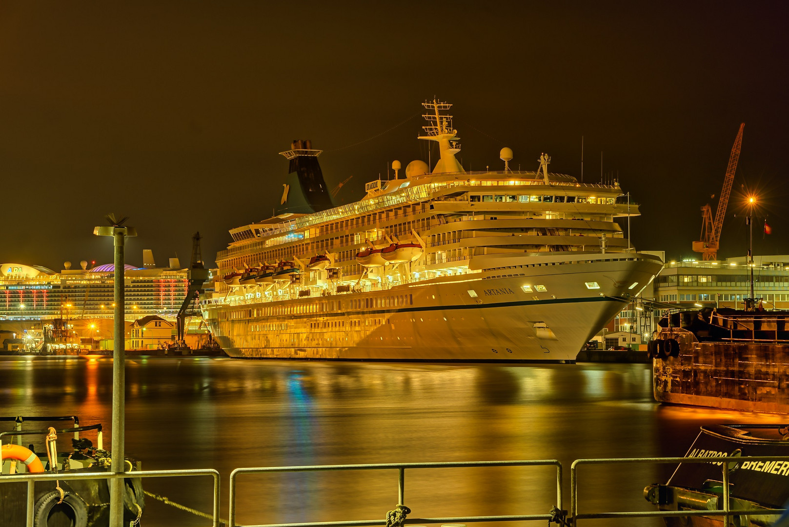 die "Artania" im Kaiserhafen