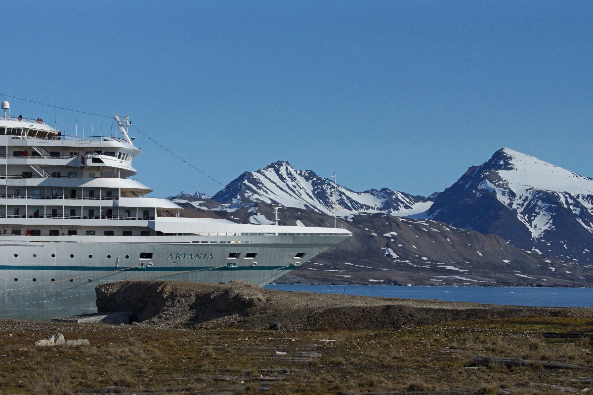 Die Artania in Ny Alesund (Svalbard)