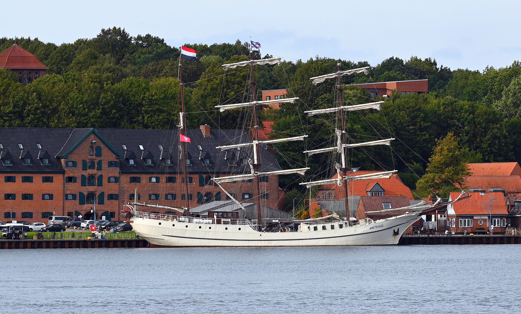 Die ARTEMIS am Tiessenkay in Kiel Holtenau