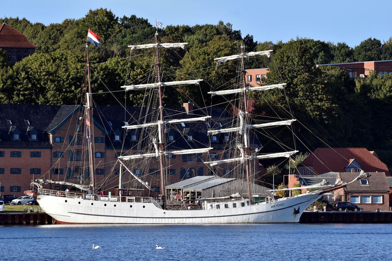 Die ARTEMIS am Tiessenkay in Kiel Holtenau