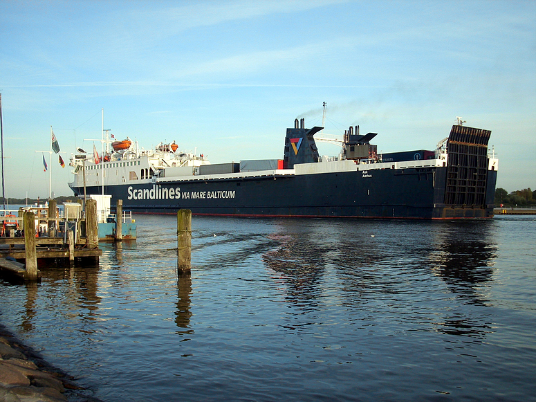 Die Ask beim auslaufen aus dem Hafen von Travemünde