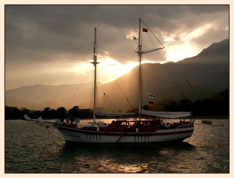 die Atlantis bei Sonnenuntergang