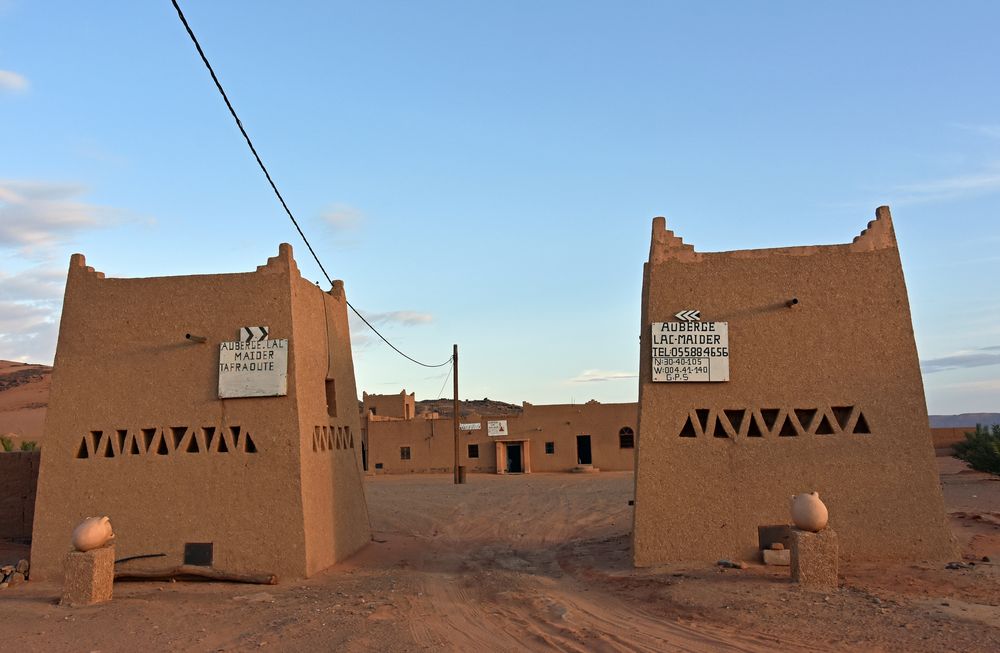 Die Auberge Lac Maider am Ortsrand von Tafraout Hassi Fougani