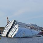 Die auf Grund gelaufene Costa Concordia vor der Insel Giglio