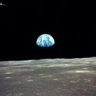 Die aufgehende Erde auf dem Mond