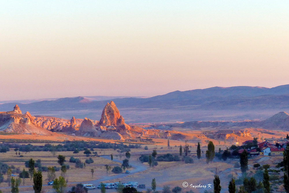 Die aufgehende Sonne erhellt die bizarre Landschaft