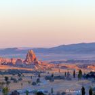 Die aufgehende Sonne erhellt die bizarre Landschaft