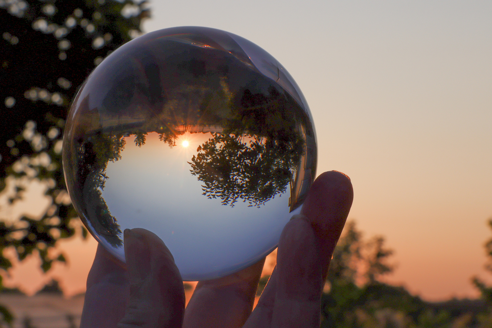 Die aufgehende Sonne "gefangen" im Glas