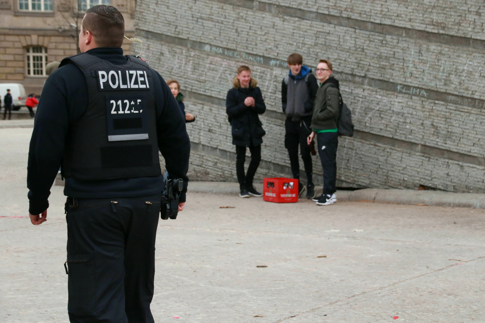 Die Augen geradeaus, im Gleichschritt-Marsch!