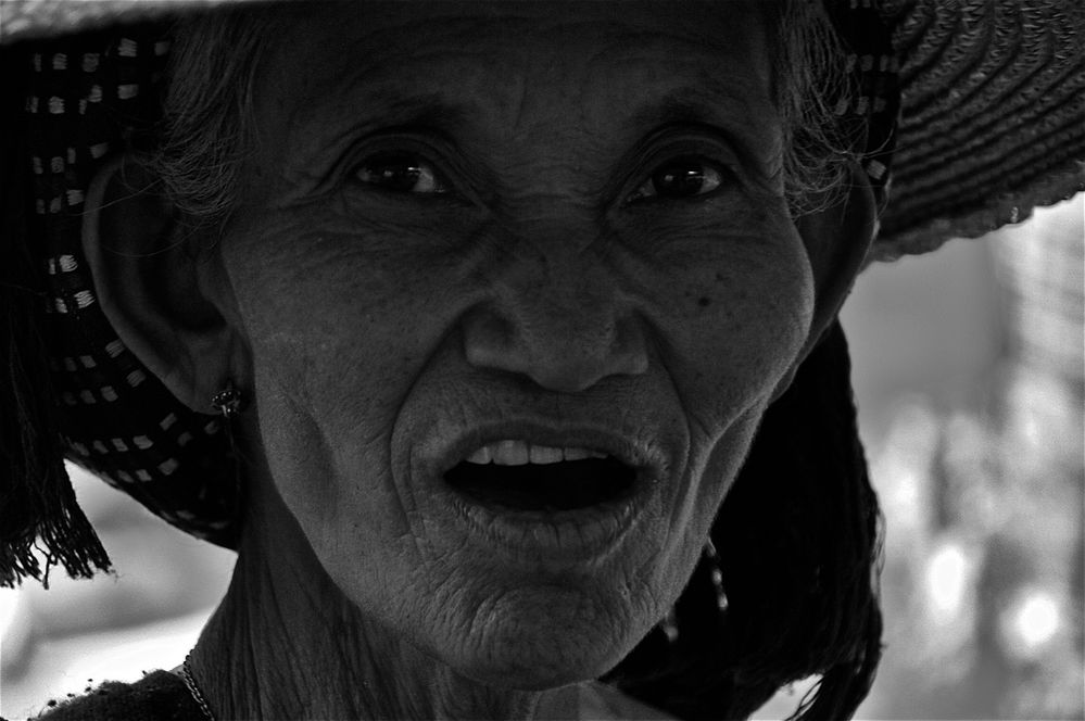 die augen warens, am landmarkt, burma 2011