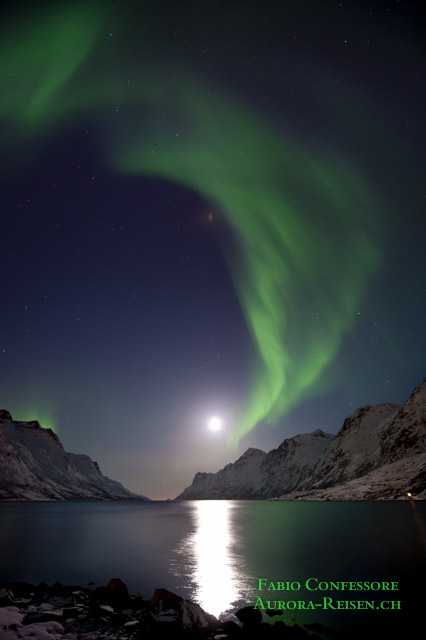 Die Aurora tanzt im Scheinwerferlicht des Mondes