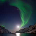 Die Aurora tanzt im Scheinwerferlicht des Mondes