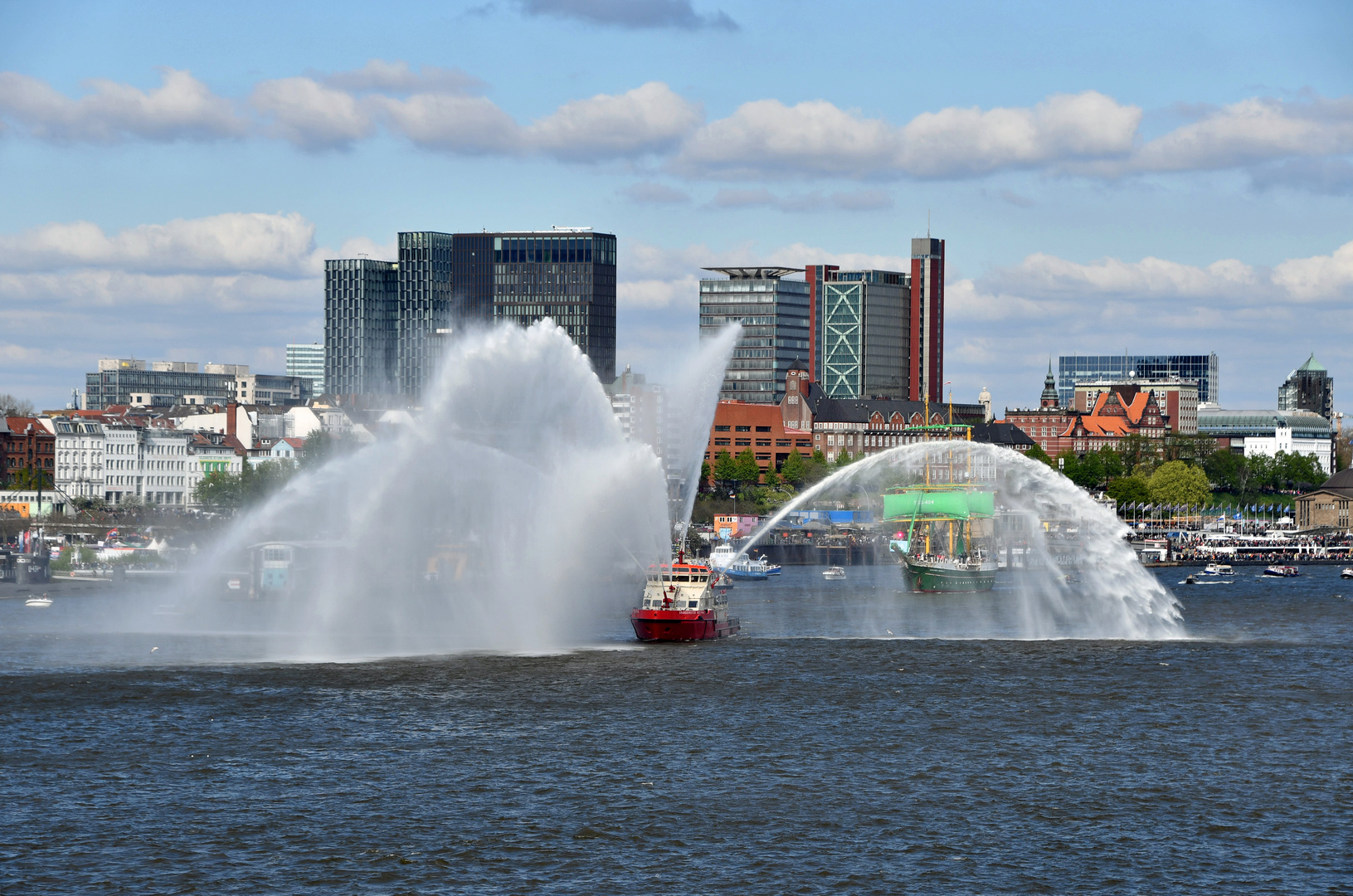 Die Auslaufparade zum Hafengeburtstag 2023 in Hamburg