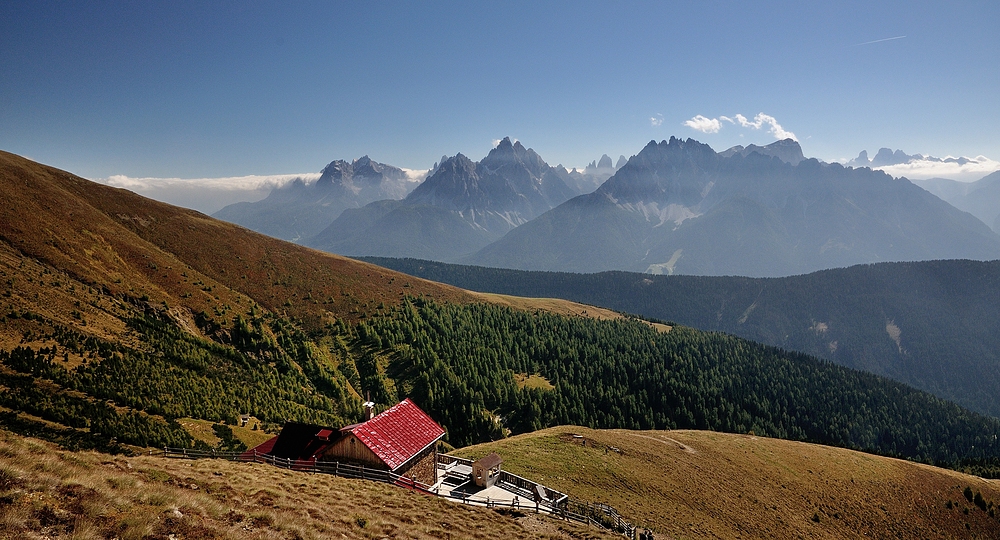 Die Aussicht auf die Sextener Dolomiten, genieße ich gleich mit einem Weizenbier...