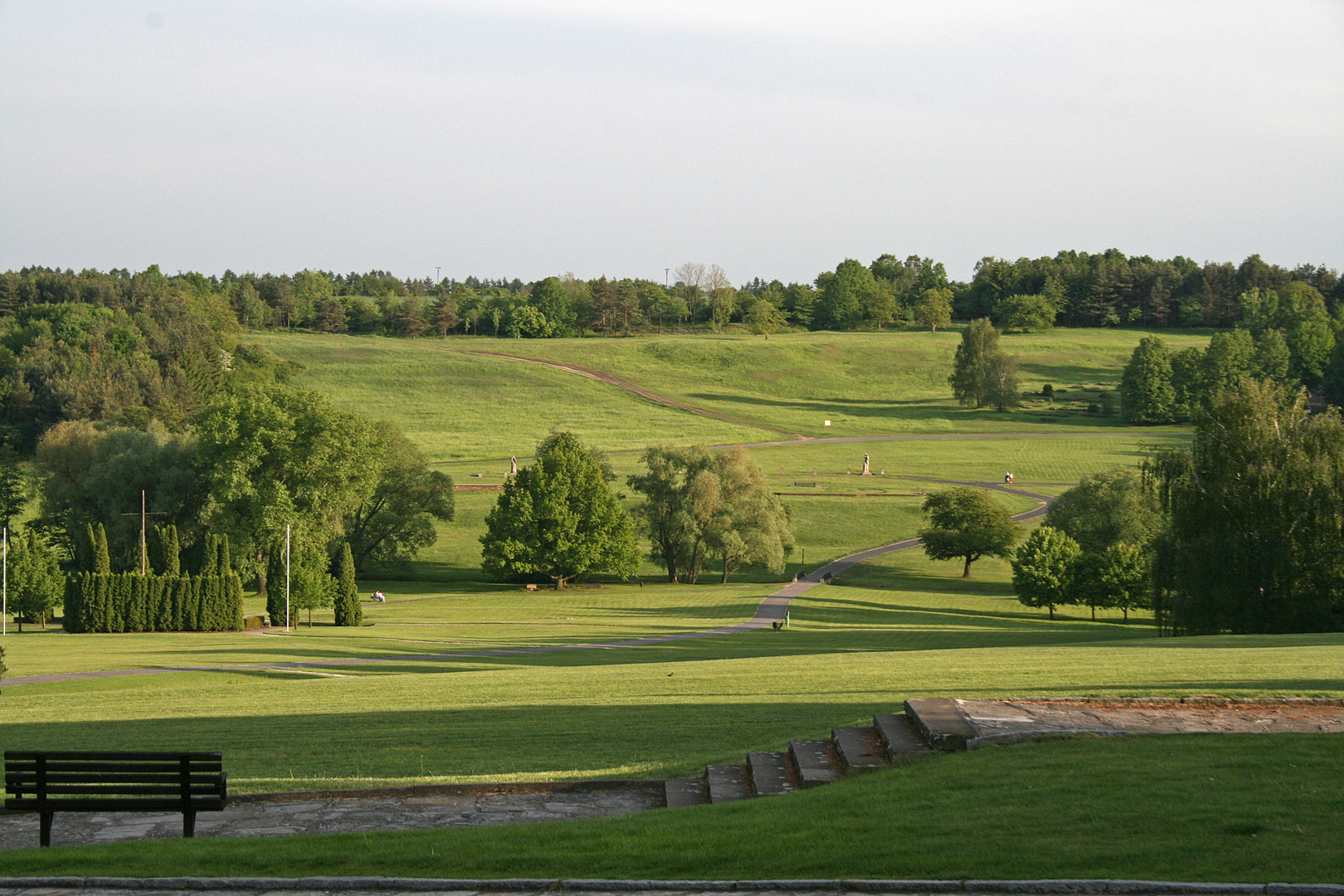 Die Aussicht von der Gedenkstätte aus auf das Gelände des ehemaligen Ortes Lidice