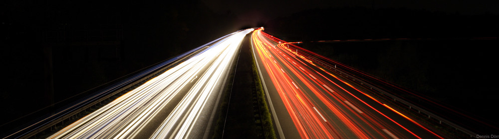 Die Autobahn in der Nacht